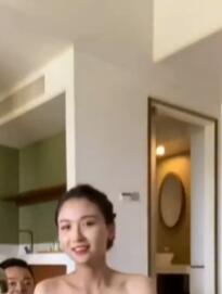 越南影视女星武氏英书与男友浴池