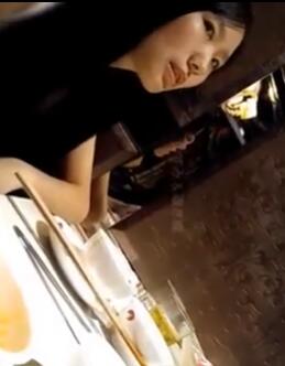 周末请漂亮女同事吃火锅去酒吧把她灌醉