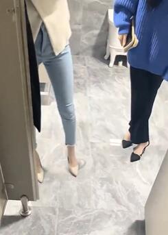 双飞高颜值闺蜜 为求刺激在公厕 完事每人在地上撒泡尿留个念