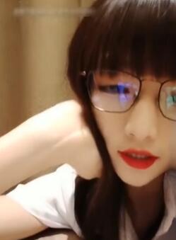 大二学妹吞精自拍 露脸与小哥哥约会