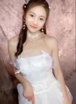 新娘子为了留住最美的一刻,在婚纱影楼拍摄的裸体写真