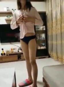 驾校气賍漂亮美女学员科目二过关後把帅气男教练约到家中