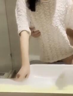 老公隔壁打牌老婆在卫生间偷情