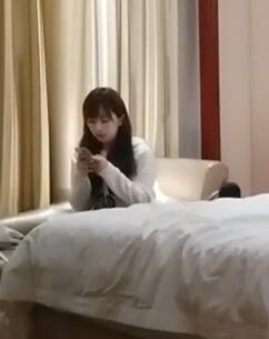 小伙酒店连续喊来两个年轻美女上门服务