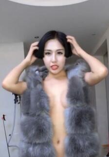 内蒙古女演员娜依灵儿下海