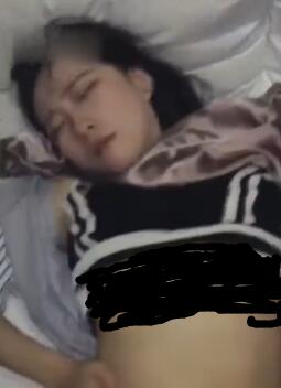 蛋糕店女同事晚上聚会被灌醉