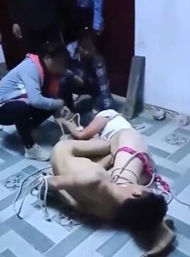 2024抓奸现场某县城女主持人陪领导