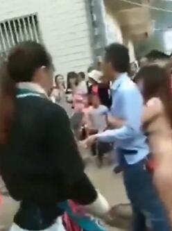 原配打小三当着全村男女老幼的面