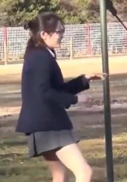 一群身穿校服年轻学生妹户外小解比赛看谁尿的远