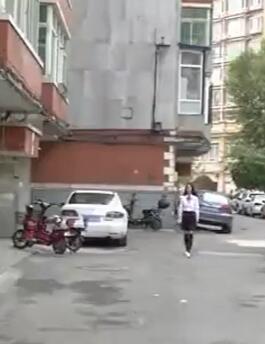 艺校美女小花在家里楼下溜达被人贩子迷倒