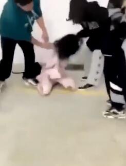 校园暴力门事件一群坏学生地下停车场欺负一个女生衣服都给扒光了