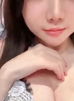 这个软萌妹妹胸部好性感