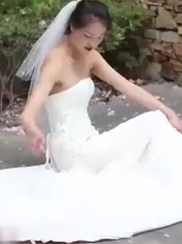 长焦相机偷拍对面公园拍户外婚纱摄影的新娘婚纱有点小