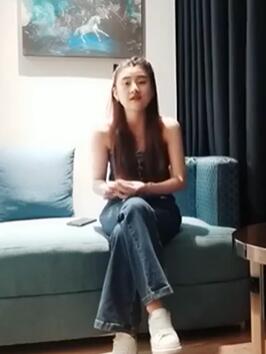 半夜太子哥亲自迎战外貌清纯说话直白的吊带牛仔裤外围女