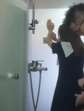 【老表自拍】娇小玲珑眼镜妹鸳鸯浴舌吻高抬玉腿