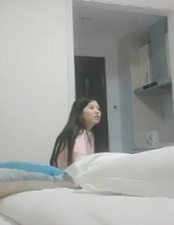 B哥自拍秀约刚下水白嫩大学城学妹披肩长腿