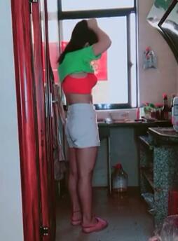 在厨房要做饭强势扒光了干她