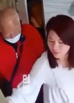 爷爷给孙子发完红包儿媳妇就进来伺候